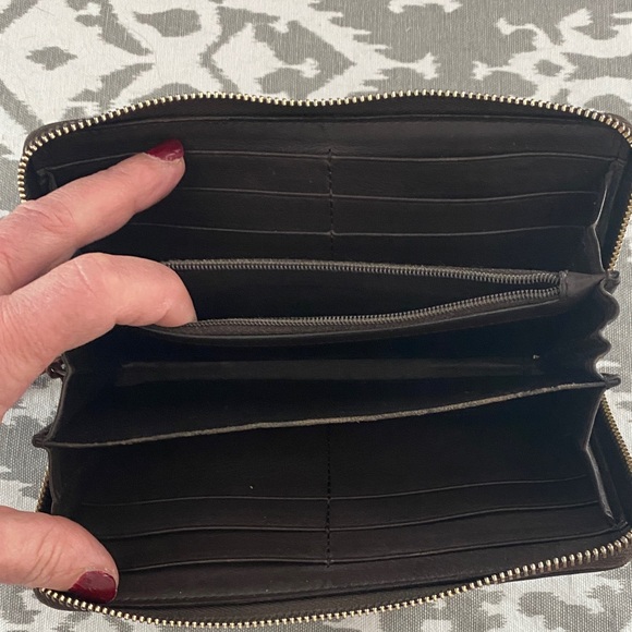 Gucci GG Beige Canvas Zip-Around Long Wallet w/Gold Tone Hardware - Picture 4 of 12